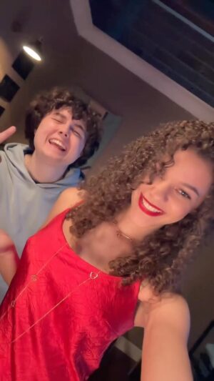 Emilia Dankwa Instagram - Nagrywamy dla Was nowe odcinki! Czego spodziewacie się po nowym sezonie?😌
•
@Mateusz Pawłowski #rodzinkapl #noweodcinki #rodzinkaplnowysezon #zosiarodzinkapl #kacperrodzinkapl