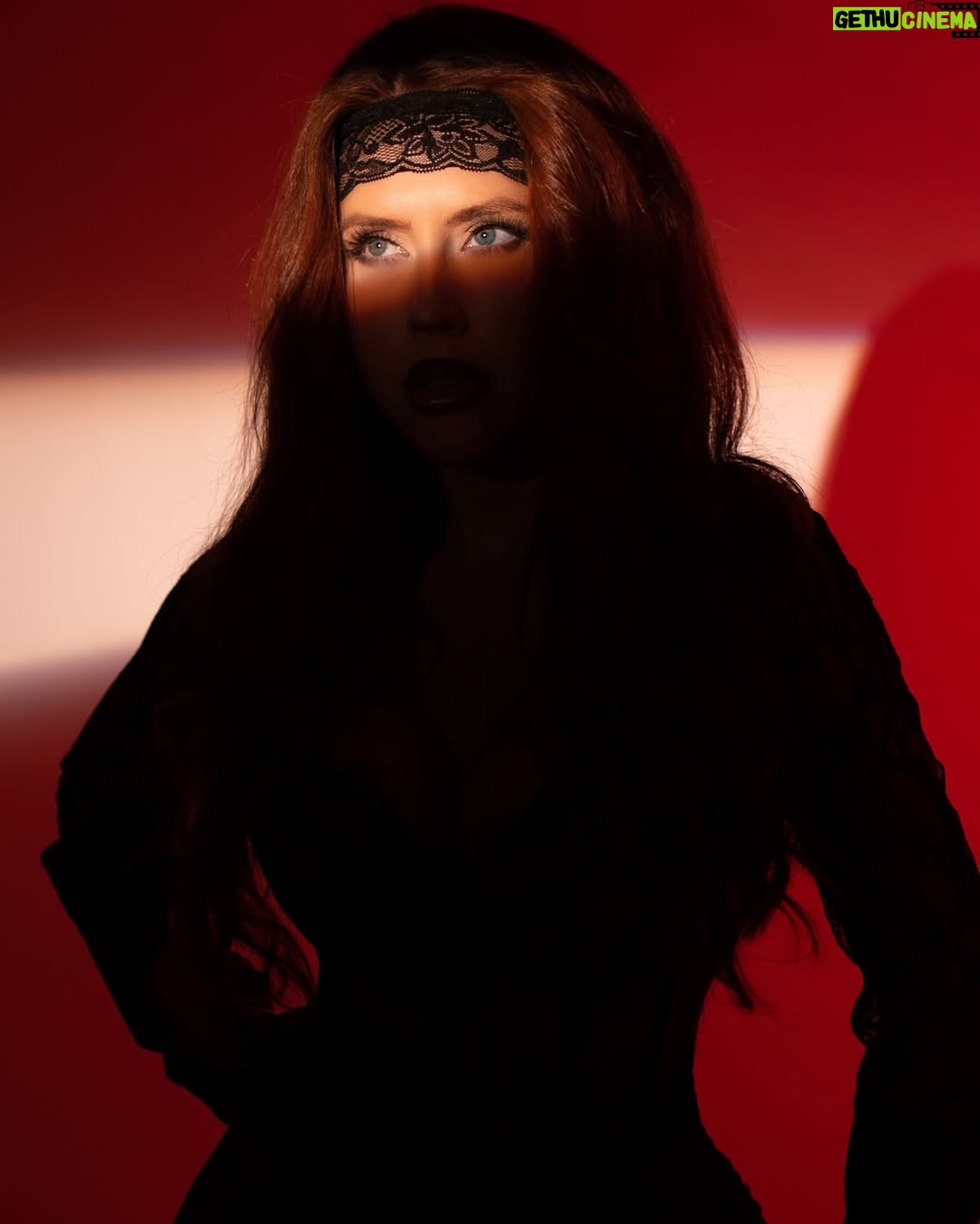 Emily Ashby - 4.5K Likes - Dressed for danger, aiming for greatness — because ordinary was never part of the script.
This vibe by @
#giallo #actress #model #redhead #fashion #fashionstyle