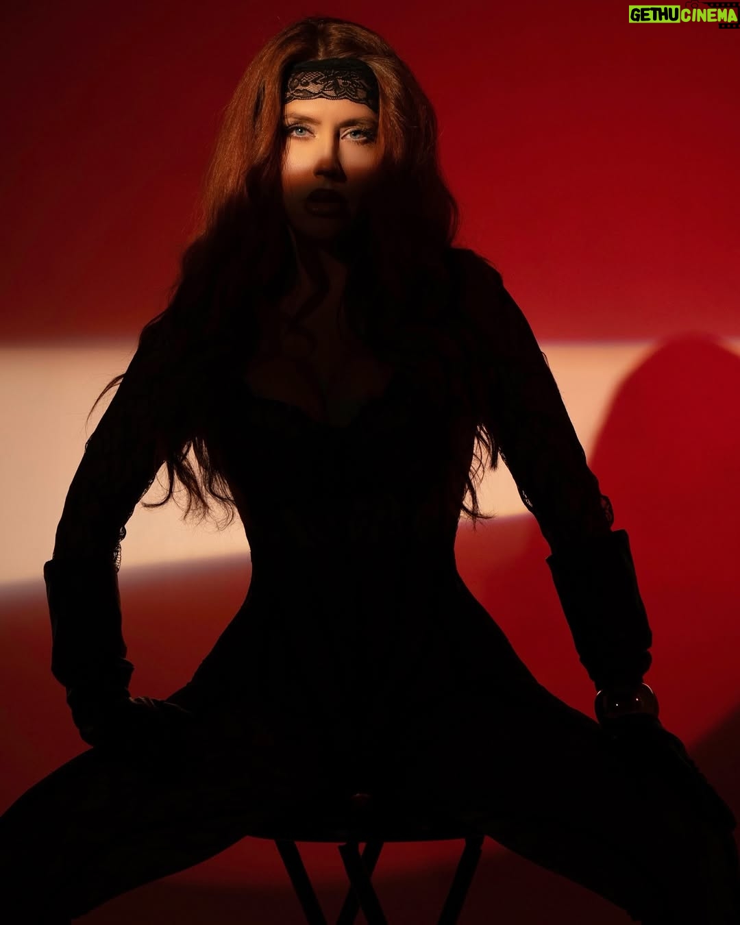 Emily Ashby - 4.5K Likes - Dressed for danger, aiming for greatness — because ordinary was never part of the script.
This vibe by @
#giallo #actress #model #redhead #fashion #fashionstyle