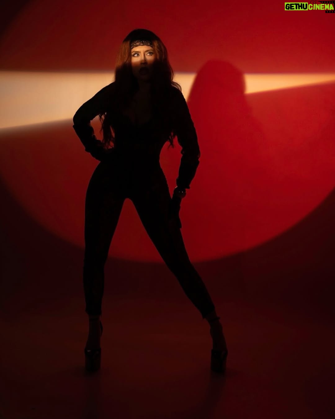 Emily Ashby - 4.5K Likes - Dressed for danger, aiming for greatness — because ordinary was never part of the script.
This vibe by @
#giallo #actress #model #redhead #fashion #fashionstyle