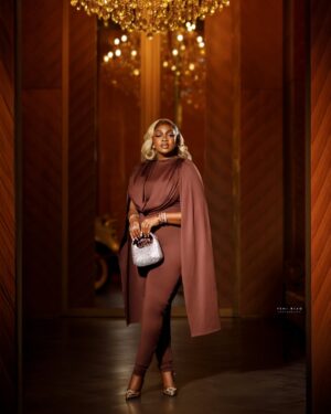 Eniola Badmus Instagram - SAY PURRRRRRRRR…………E FOR WHAT?
Type it in the comment section and win 100K 

Premium blonde hair from @cassie_hair 

Make up @oyindas_glam 

Hair Styled by @cassie_hair 

Picture shot by my hommie @yemiblaqphotography 

Jewelry by @stonesbystefania 

Body by @eniola_badmus 

Picture location @gras_lagos 

#obicubana 
#50for50
#obicubanaat50 
#EniolaBadmus