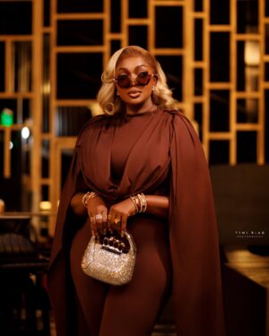 Eniola Badmus Instagram - SAY PURRRRRRRRR…………E FOR WHAT?
Type it in the comment section and win 100K 

Premium blonde hair from @cassie_hair 

Make up @oyindas_glam 

Hair Styled by @cassie_hair 

Picture shot by my hommie @yemiblaqphotography 

Jewelry by @stonesbystefania 

Body by @eniola_badmus 

Picture location @gras_lagos 

#obicubana 
#50for50
#obicubanaat50 
#EniolaBadmus