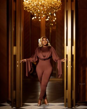 Eniola Badmus Instagram - SAY PURRRRRRRRR…………E FOR WHAT?
Type it in the comment section and win 100K 

Premium blonde hair from @cassie_hair 

Make up @oyindas_glam 

Hair Styled by @cassie_hair 

Picture shot by my hommie @yemiblaqphotography 

Jewelry by @stonesbystefania 

Body by @eniola_badmus 

Picture location @gras_lagos 

#obicubana 
#50for50
#obicubanaat50 
#EniolaBadmus