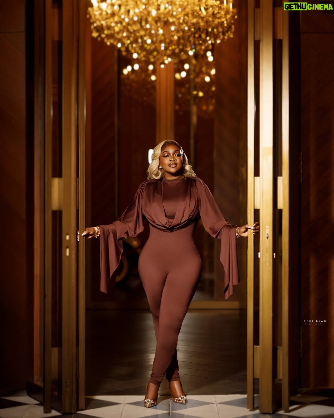 Eniola Badmus - 83.9K Likes - SAY PURRRRRRRRR…………E FOR WHAT?
Type it in the comment section and win 100K
Premium blonde hair from @cassie_hair
Make up @oyindas_glam
Hair Styled by @cassie_hair
Picture shot by my hommie @yemiblaqphotography
Jewelry by @stonesbystefania
Body by @eniola_badmus
Picture location @gras_lagos
#obicubana
#50for50
#obicubanaat50
#EniolaBadmus