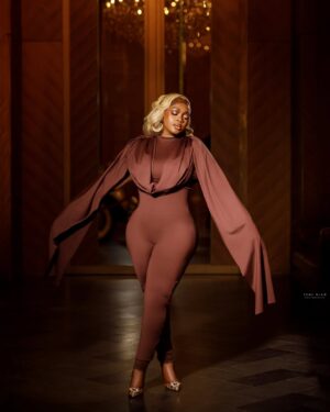 Eniola Badmus Instagram - SAY PURRRRRRRRR…………E FOR WHAT?
Type it in the comment section and win 100K 

Premium blonde hair from @cassie_hair 

Make up @oyindas_glam 

Hair Styled by @cassie_hair 

Picture shot by my hommie @yemiblaqphotography 

Jewelry by @stonesbystefania 

Body by @eniola_badmus 

Picture location @gras_lagos 

#obicubana 
#50for50
#obicubanaat50 
#EniolaBadmus
