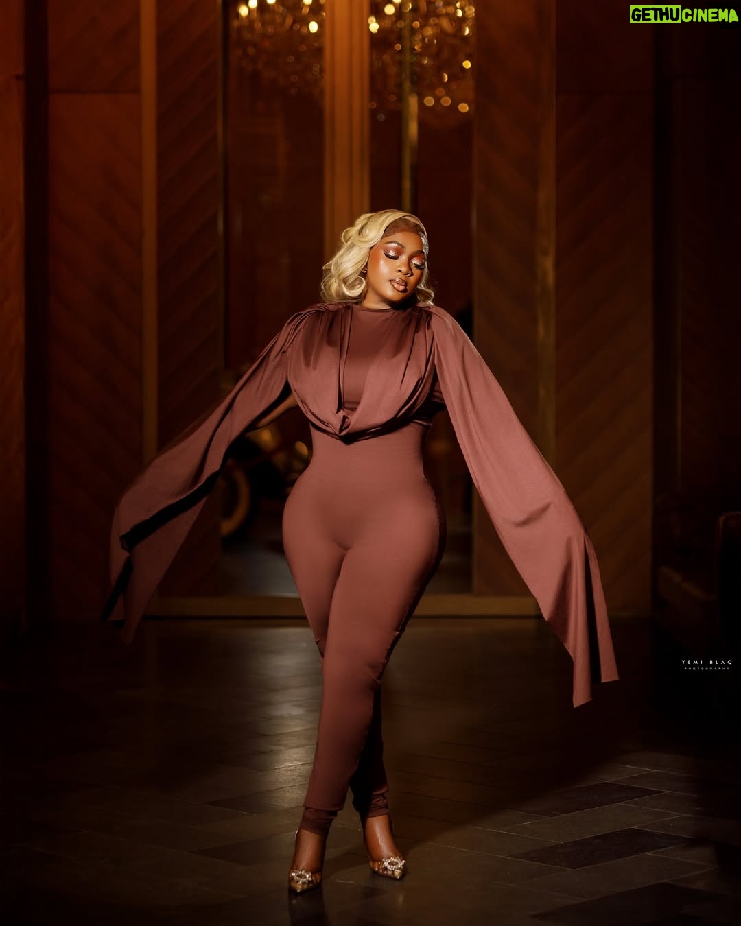 Eniola Badmus - 83.9K Likes - SAY PURRRRRRRRR…………E FOR WHAT?
Type it in the comment section and win 100K
Premium blonde hair from @cassie_hair
Make up @oyindas_glam
Hair Styled by @cassie_hair
Picture shot by my hommie @yemiblaqphotography
Jewelry by @stonesbystefania
Body by @eniola_badmus
Picture location @gras_lagos
#obicubana
#50for50
#obicubanaat50
#EniolaBadmus