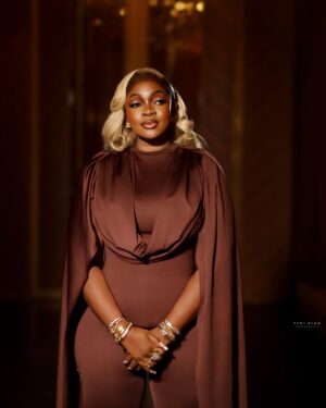 Eniola Badmus Instagram - SAY PURRRRRRRRR…………E FOR WHAT?
Type it in the comment section and win 100K 

Premium blonde hair from @cassie_hair 

Make up @oyindas_glam 

Hair Styled by @cassie_hair 

Picture shot by my hommie @yemiblaqphotography 

Jewelry by @stonesbystefania 

Body by @eniola_badmus 

Picture location @gras_lagos 

#obicubana 
#50for50
#obicubanaat50 
#EniolaBadmus