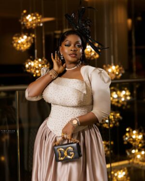 Eniola Badmus Instagram - It’s a love affair tonight 
#jp2025❤️ 
#jp2025

Outfit by @lolarsfinesse 

New premium wig by @cassie_hair 

Jewelry @chanelofficial 

Make up by @pojan_studio 

Fascinator by my boo @temmaautogeleconcept 

Video shot by my G with zero Gbenzume @_juicyjeff1_ 

Hand bag @dolcegabbana 

Shoes by @aquazzura 

Photography by @yemiblaqphotography 

#eniolabadmus