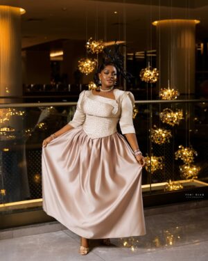 Eniola Badmus Instagram - It’s a love affair tonight 
#jp2025❤️ 
#jp2025

Outfit by @lolarsfinesse 

New premium wig by @cassie_hair 

Jewelry @chanelofficial 

Make up by @pojan_studio 

Fascinator by my boo @temmaautogeleconcept 

Video shot by my G with zero Gbenzume @_juicyjeff1_ 

Hand bag @dolcegabbana 

Shoes by @aquazzura 

Photography by @yemiblaqphotography 

#eniolabadmus