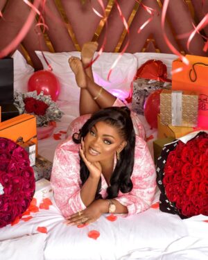 Eniola Badmus Instagram - Happy Valentine’s Day my Valentino………….

Make up by powerful @astonishbeauty1 

Hair laid and styled by @damihairsolutions 

Decor by @rentnowng 

Wig by @cassie_hair 

Outfit by @luxe_styleessentials 

Picture shot by @portraitsby_id 

Body by @eniola_badmus 😂😂😂😂