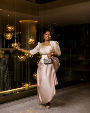 Eniola Badmus Instagram - It’s a love affair tonight 
#jp2025❤️ 
#jp2025

Outfit by @lolarsfinesse 

New premium wig by @cassie_hair 

Jewelry @chanelofficial 

Make up by @pojan_studio 

Fascinator by my boo @temmaautogeleconcept 

Video shot by my G with zero Gbenzume @_juicyjeff1_ 

Hand bag @dolcegabbana 

Shoes by @aquazzura 

Photography by @yemiblaqphotography 

#eniolabadmus