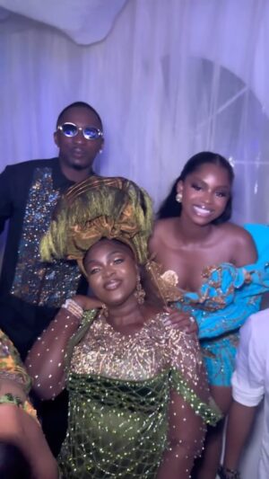 Eniola Badmus Instagram - #jp2025 is a movie @iyaboojofespris I am proud of you @its.priscy no forget that year wey I dey buy you caprisun oo 😂😂😂😂😂😂😂😂😂😂😂
#eniolabadmus
