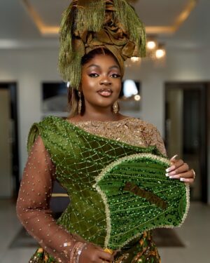 Eniola Badmus Instagram - Senator Badoskyyy……Friend of iyayawo did not come to playyyyyy #JP2025
 
Outfit by @lolarsfinesse 

New premium wig by @cassie_hair 

Make up by @pojan_studio 

Aso ebi fabric by @shantiz_asoebi_n_event 

Gele and hand fan by my boo @temmaautogeleconcept 

Video shot by my G with zero Gbenzume @_juicyjeff1_ 

Photography by @portraitsby_id 

Hand bag @dolcegabbana 

Shoes by @maisonalaia 

#eniolabadmus