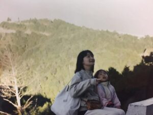 Enno Cheng Instagram - Happy mom’s day.
Love you,mom~
此圖為仙女媽媽在叫女兒看一些鳥或是樹。其實我忘記有沒有發過這張照片了，但，反正它是我少數的珍藏。