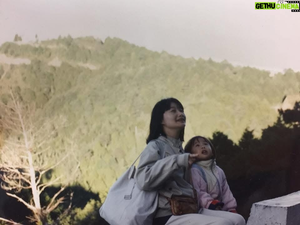 Enno Cheng - 5.7K Likes - Happy mom’s day.
Love you,mom~
此圖為仙女媽媽在叫女兒看一些鳥或是樹。其實我忘記有沒有發過這張照片了,但,反正它是我少數的珍藏。