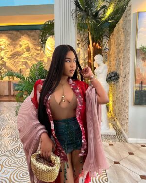 Erica Nlewedim Instagram - Top two and not number 2😏
Skirt @tubortw 
Kimono @lfjofficial 
photo @brown_of_lagos