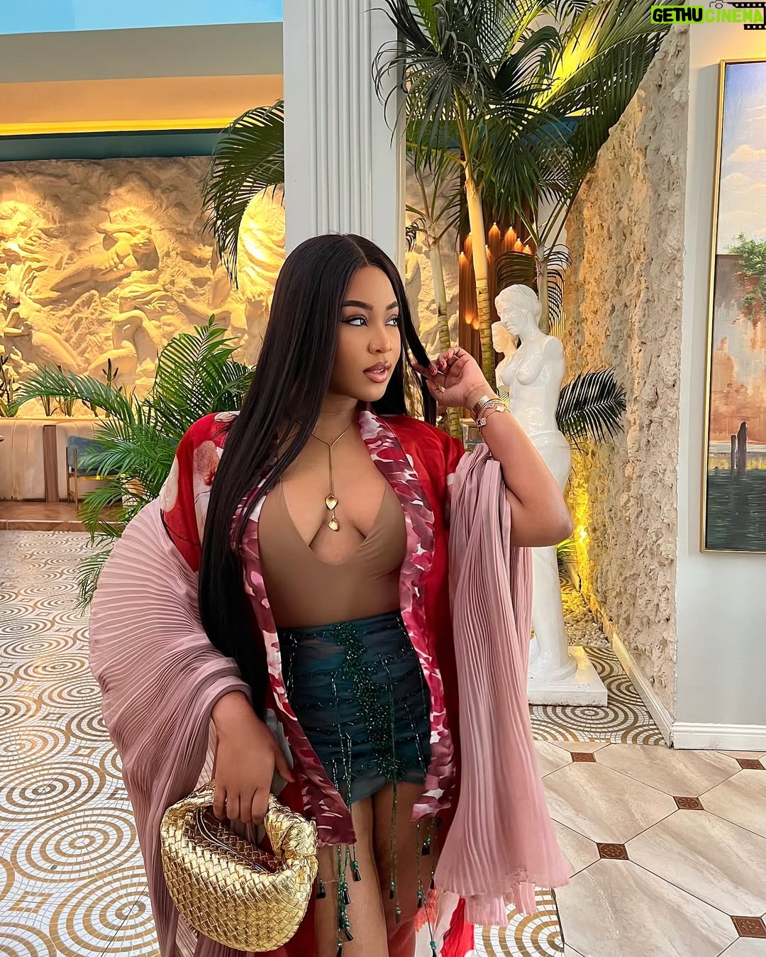 Erica Nlewedim - 60K Likes - Top two and not number 2😏
Skirt @tubortw
Kimono @lfjofficial
photo @brown_of_lagos
