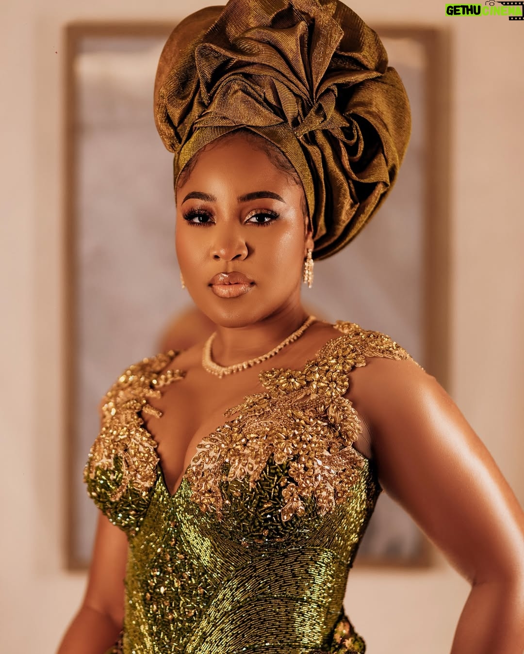 Erica Nlewedim - 99.5K Likes - Out for @its.priscy 🩷🩷
Dress @artalia_atelier
Styling @momentsbysbr @style_by_ruvero
Makeup @kim_beautystudio
Gele artiste @oni_gele
Photographer @tosinjoshweddings