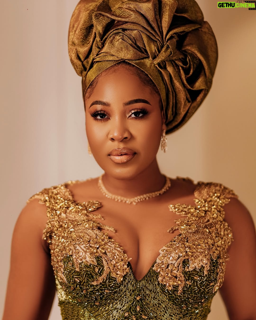 Erica Nlewedim - 99.5K Likes - Out for @its.priscy 🩷🩷
Dress @artalia_atelier
Styling @momentsbysbr @style_by_ruvero
Makeup @kim_beautystudio
Gele artiste @oni_gele
Photographer @tosinjoshweddings