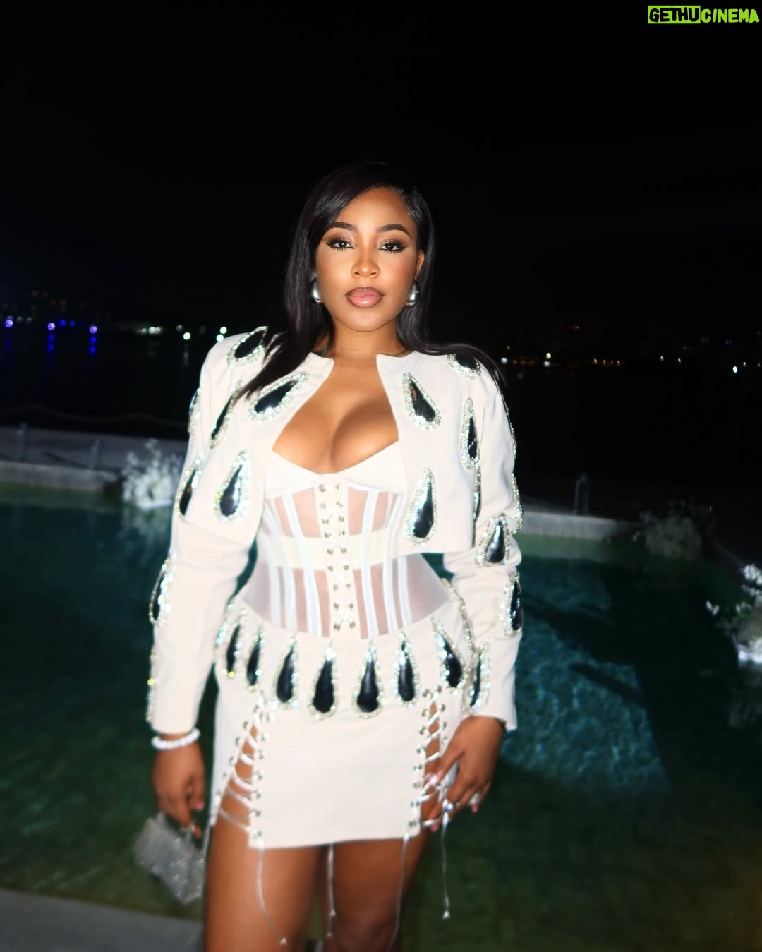 Erica Nlewedim - 61.4K Likes - They can’t help but remember the name, the face and the waist!
Wearing @weizdhurmfranklyn
