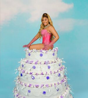 Erica Nlewedim Instagram - I just want to thank God! 
Happy birthday to me!! 🤩🥳

Styling @style_by_ruvero | @momentsbysbr 
outfit @designs_by_lezie 
Makeup @bare2beauty @baretobeautycosmetics2 
Photographer @boboiso 
Hair styling @adefunkeee @daves_classik 
Cake @naomiscakesnmore