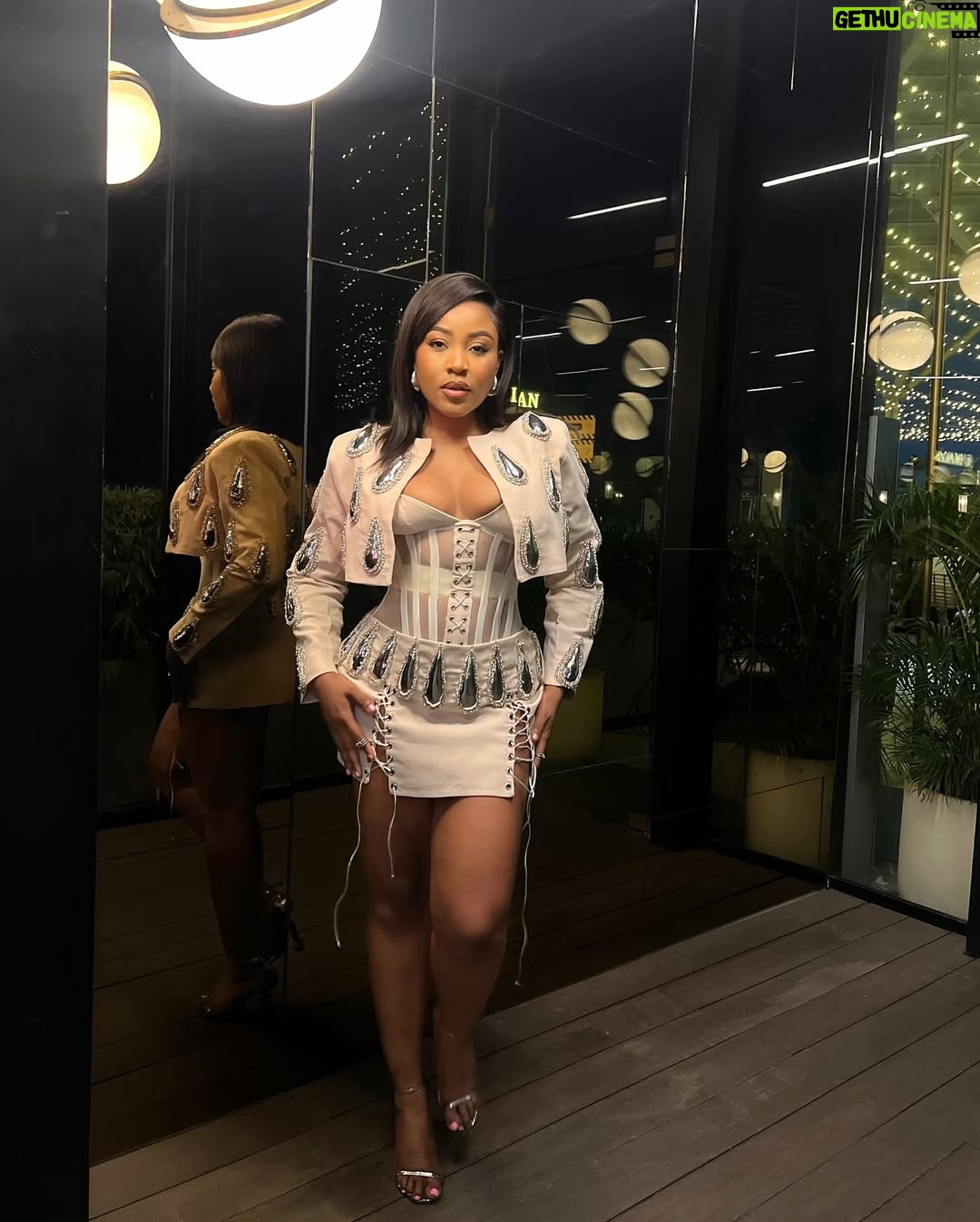 Erica Nlewedim - 61.4K Likes - They can’t help but remember the name, the face and the waist!
Wearing @weizdhurmfranklyn