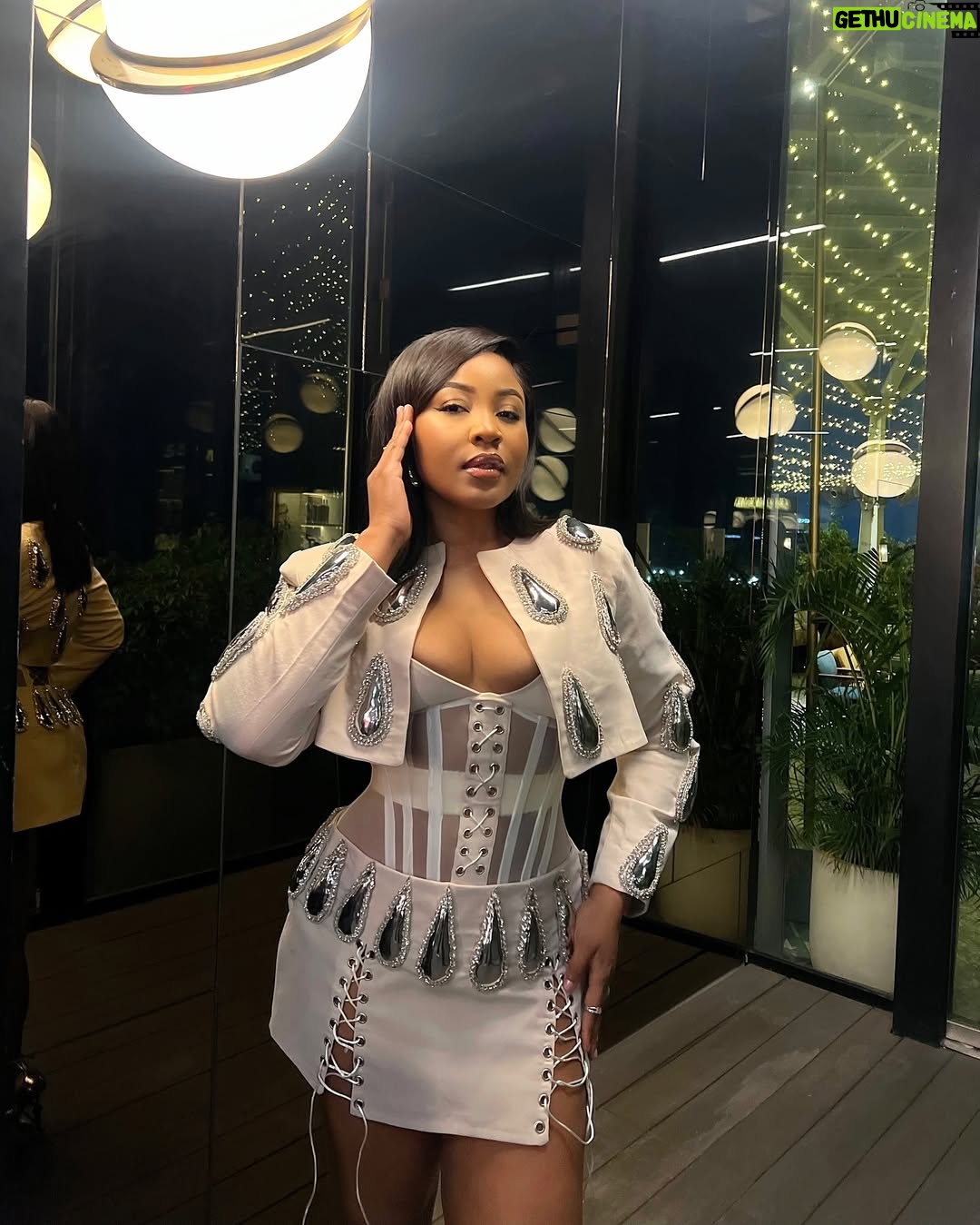 Erica Nlewedim - 61.4K Likes - They can’t help but remember the name, the face and the waist!
Wearing @weizdhurmfranklyn