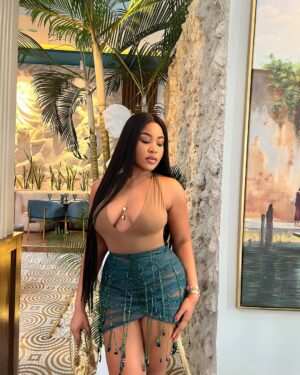 Erica Nlewedim Instagram - Top two and not number 2😏
Skirt @tubortw 
Kimono @lfjofficial 
photo @brown_of_lagos