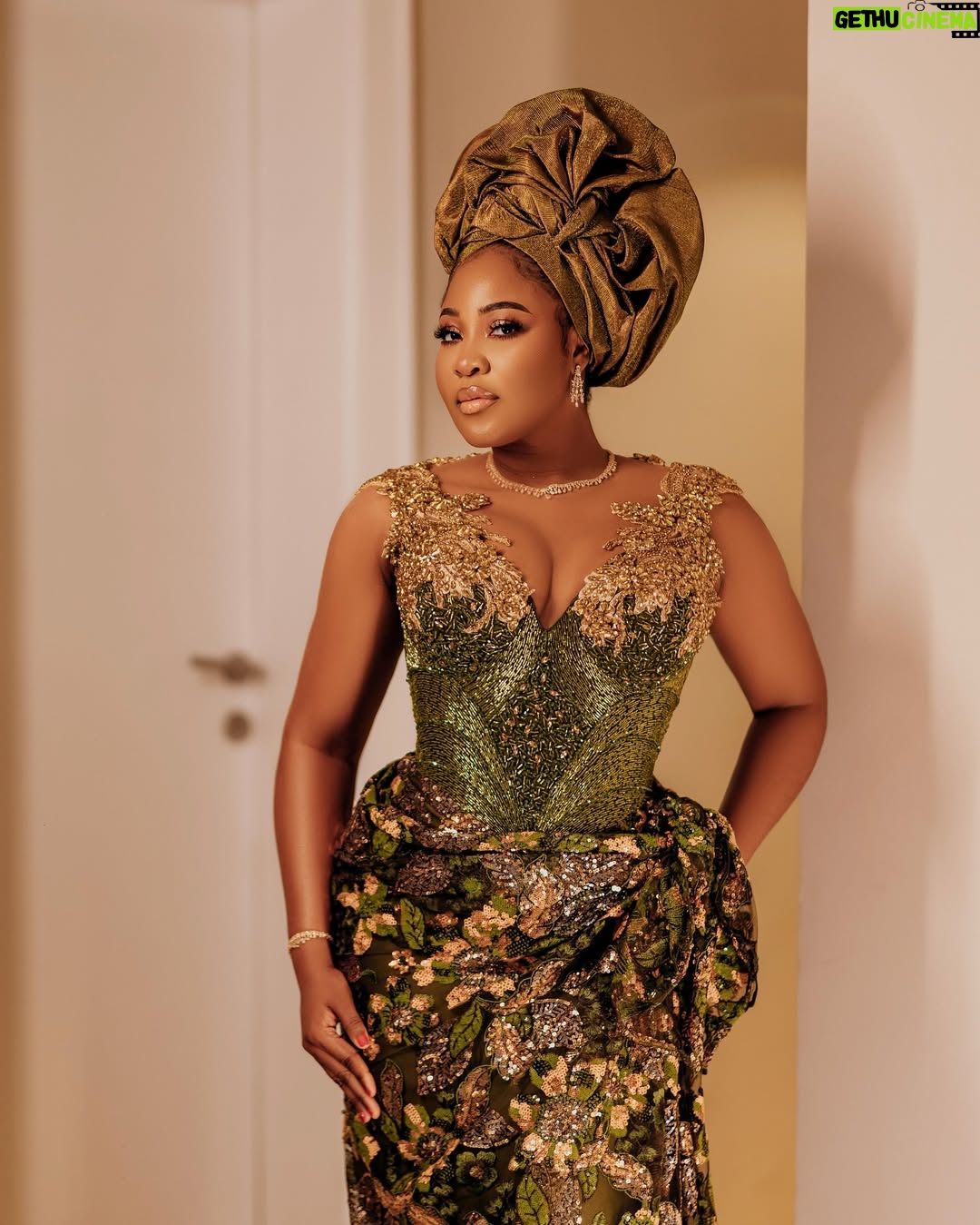 Erica Nlewedim - 99.5K Likes - Out for @its.priscy 🩷🩷
Dress @artalia_atelier
Styling @momentsbysbr @style_by_ruvero
Makeup @kim_beautystudio
Gele artiste @oni_gele
Photographer @tosinjoshweddings