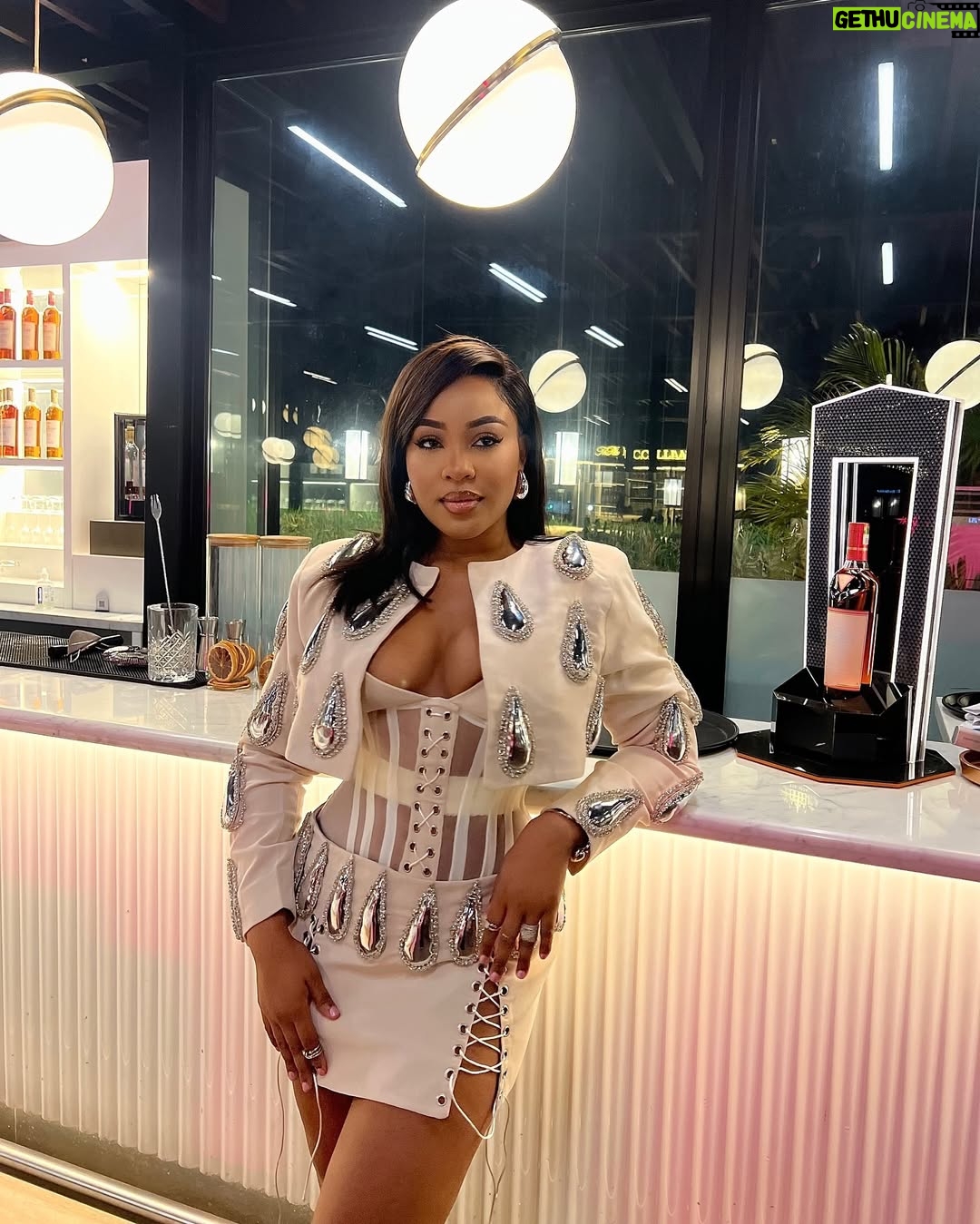 Erica Nlewedim - 61.4K Likes - They can’t help but remember the name, the face and the waist!
Wearing @weizdhurmfranklyn