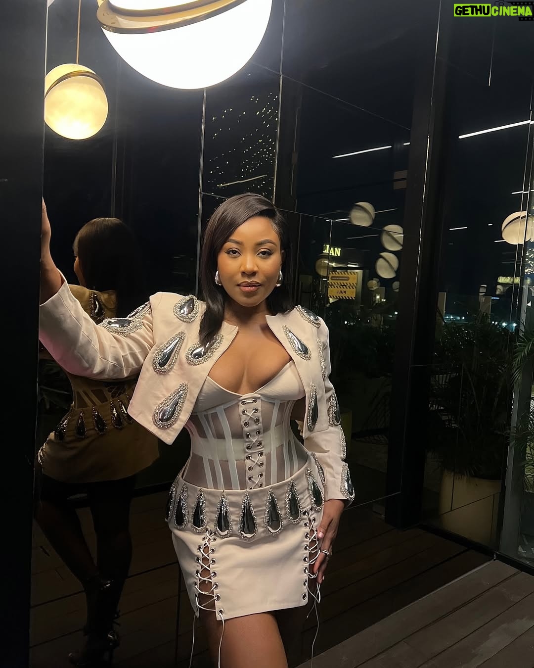 Erica Nlewedim - 61.4K Likes - They can’t help but remember the name, the face and the waist!
Wearing @weizdhurmfranklyn