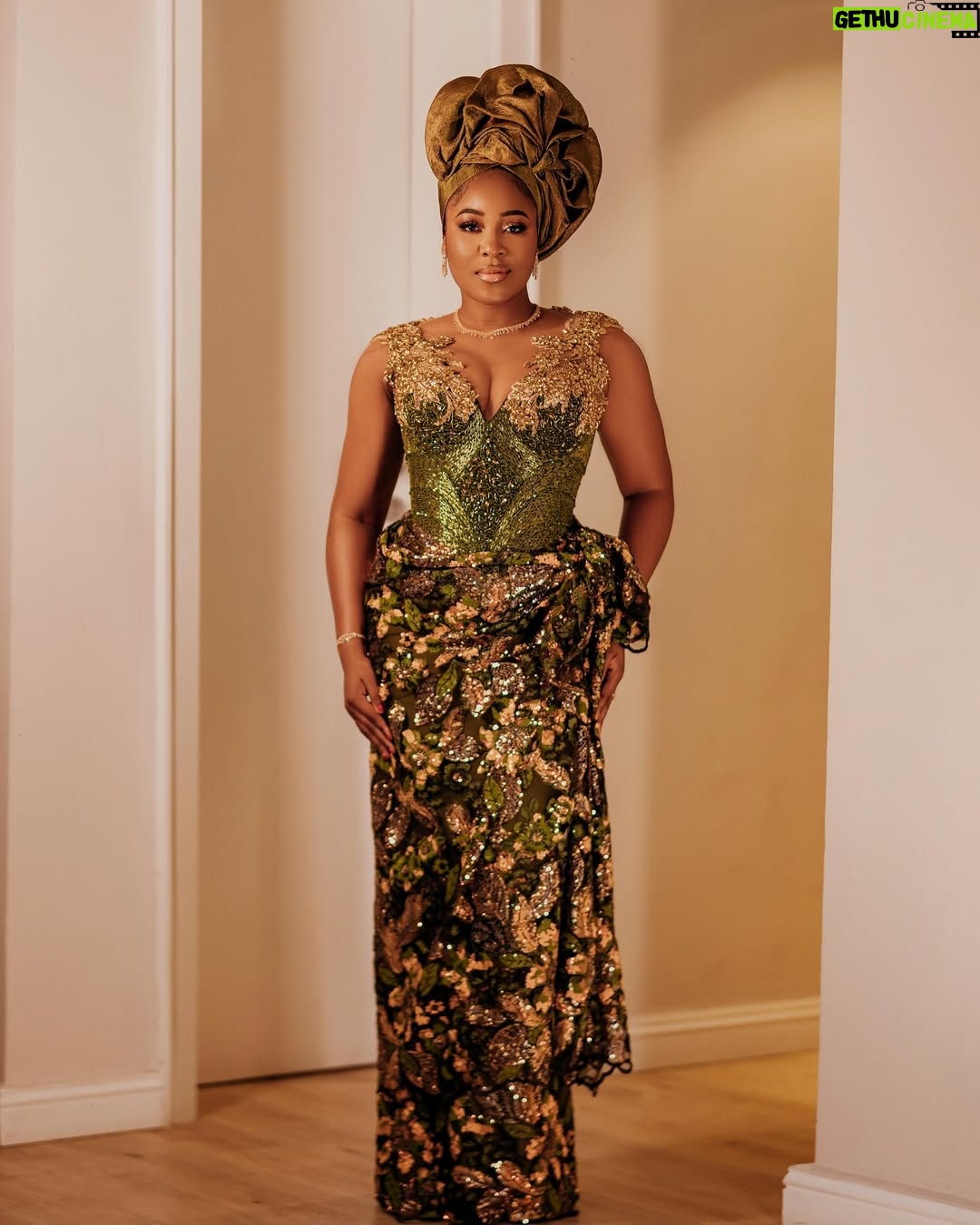 Erica Nlewedim - 99.5K Likes - Out for @its.priscy 🩷🩷
Dress @artalia_atelier
Styling @momentsbysbr @style_by_ruvero
Makeup @kim_beautystudio
Gele artiste @oni_gele
Photographer @tosinjoshweddings
