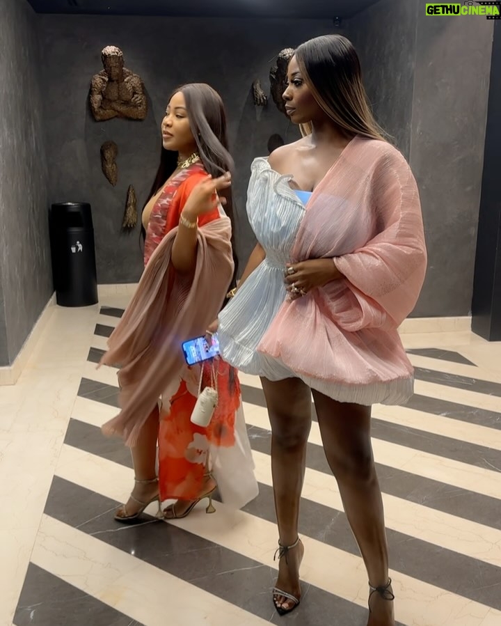 Erica Nlewedim - 60K Likes - Top two and not number 2😏
Skirt @tubortw
Kimono @lfjofficial
photo @brown_of_lagos