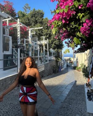 Erica Nlewedim Instagram - Happy new week!! 🤗🥳💕
Love my skirt from @dna_byiconicinvanity