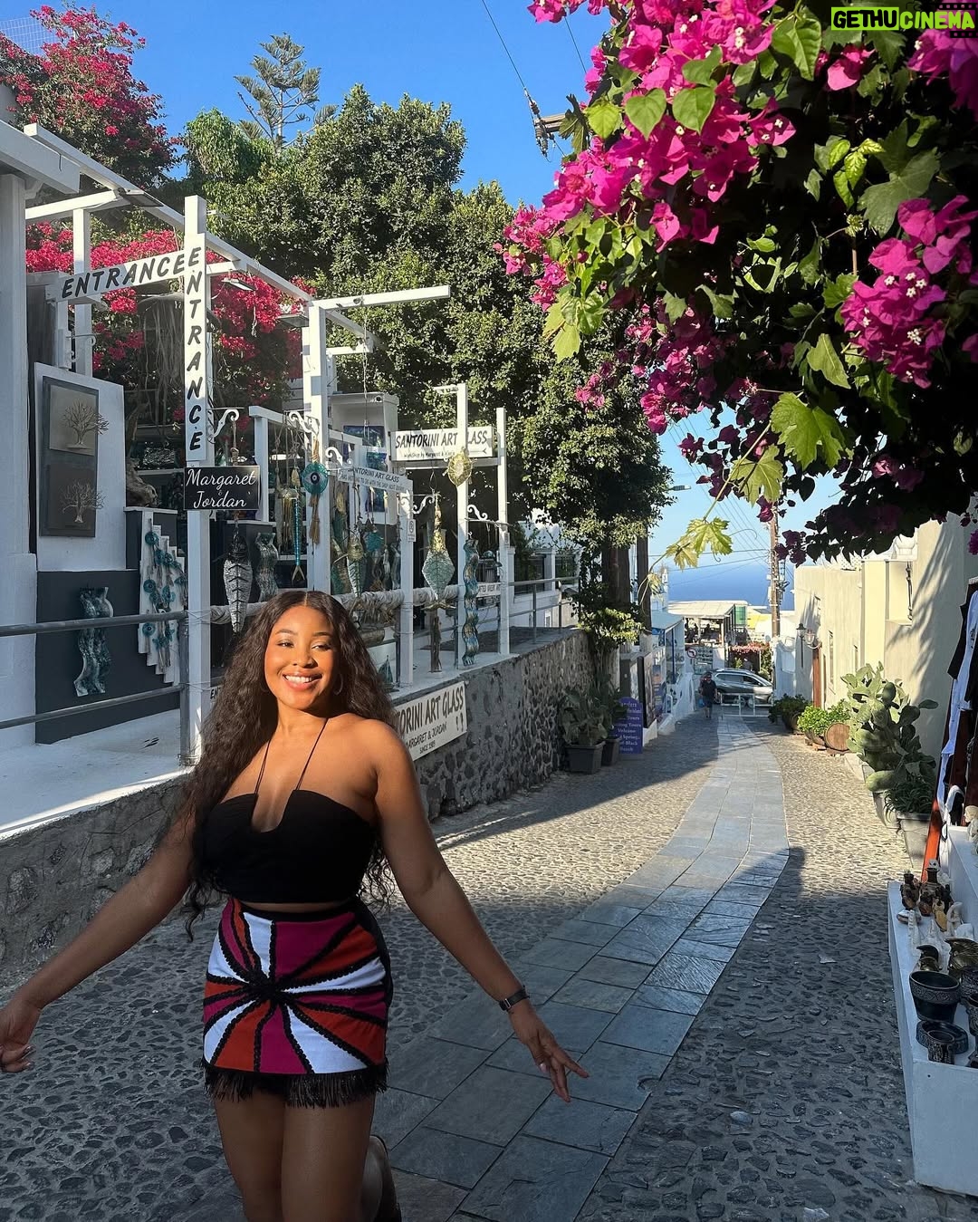Erica Nlewedim - 61.5K Likes - Happy new week!! 🤗🥳💕
Love my skirt from @dna_byiconicinvanity