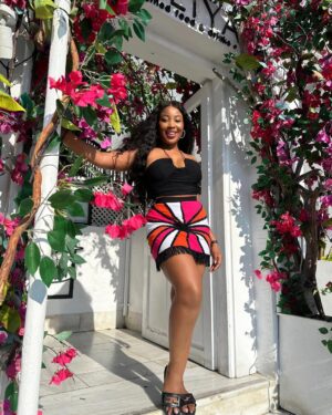 Erica Nlewedim Instagram - Happy new week!! 🤗🥳💕
Love my skirt from @dna_byiconicinvanity