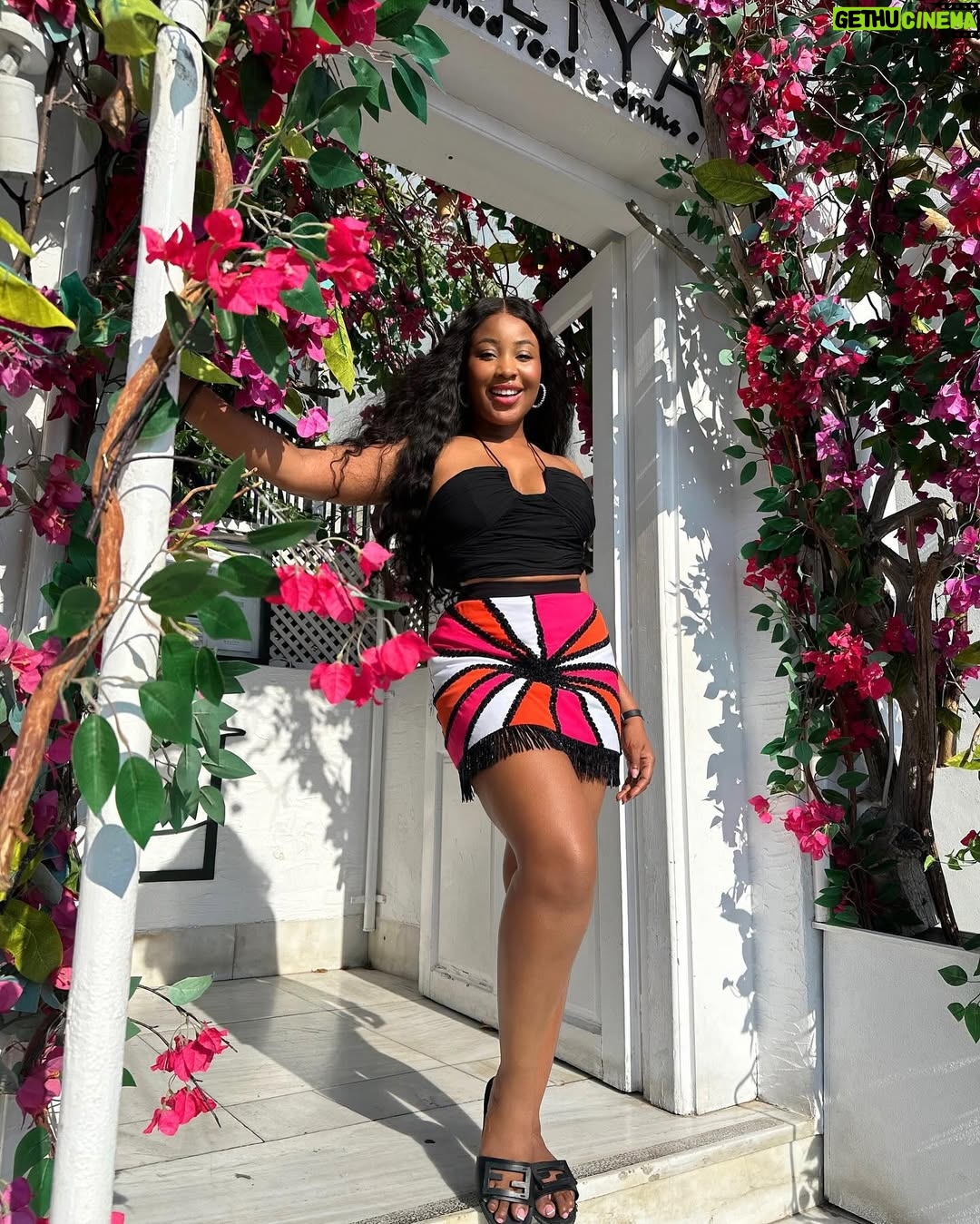 Erica Nlewedim - 61.5K Likes - Happy new week!! 🤗🥳💕
Love my skirt from @dna_byiconicinvanity