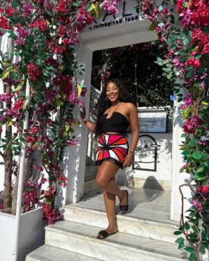 Erica Nlewedim Instagram - Happy new week!! 🤗🥳💕
Love my skirt from @dna_byiconicinvanity
