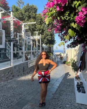 Erica Nlewedim Instagram - Happy new week!! 🤗🥳💕
Love my skirt from @dna_byiconicinvanity