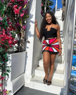 Erica Nlewedim Instagram - Happy new week!! 🤗🥳💕
Love my skirt from @dna_byiconicinvanity