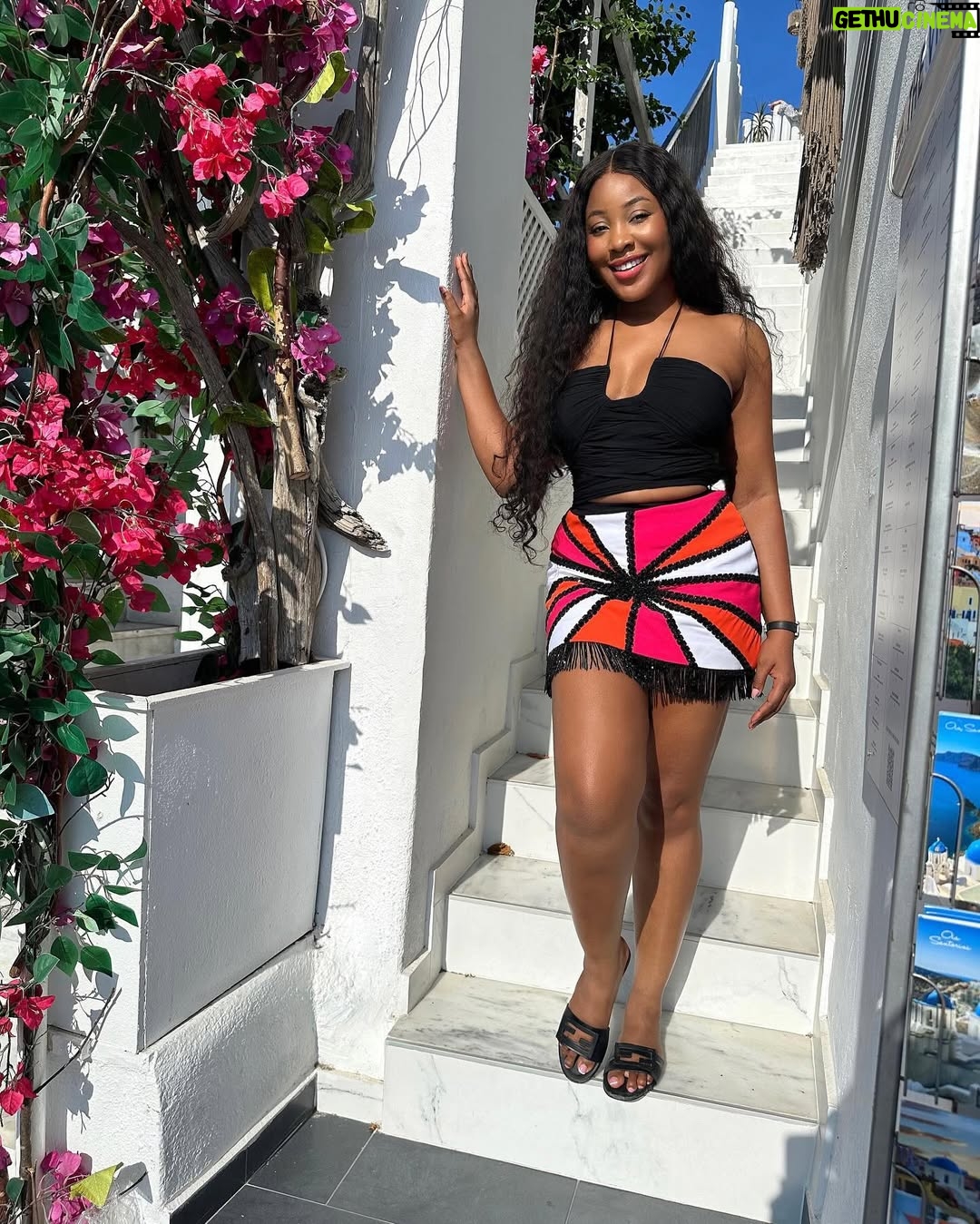 Erica Nlewedim - 61.5K Likes - Happy new week!! 🤗🥳💕
Love my skirt from @dna_byiconicinvanity