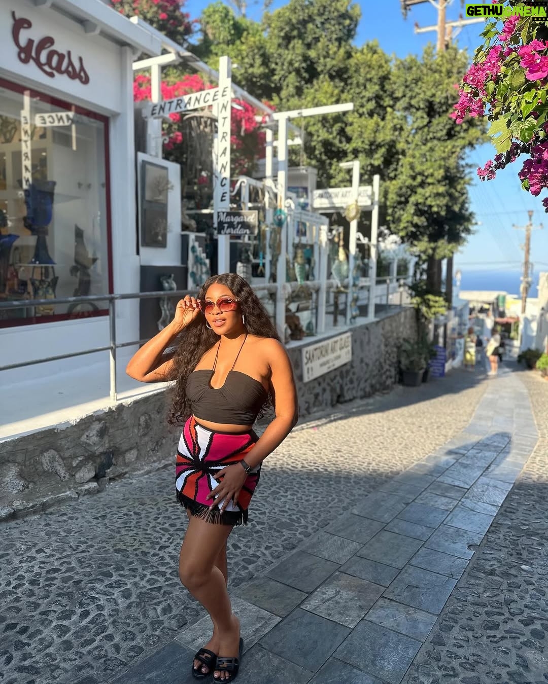 Erica Nlewedim - 61.5K Likes - Happy new week!! 🤗🥳💕
Love my skirt from @dna_byiconicinvanity