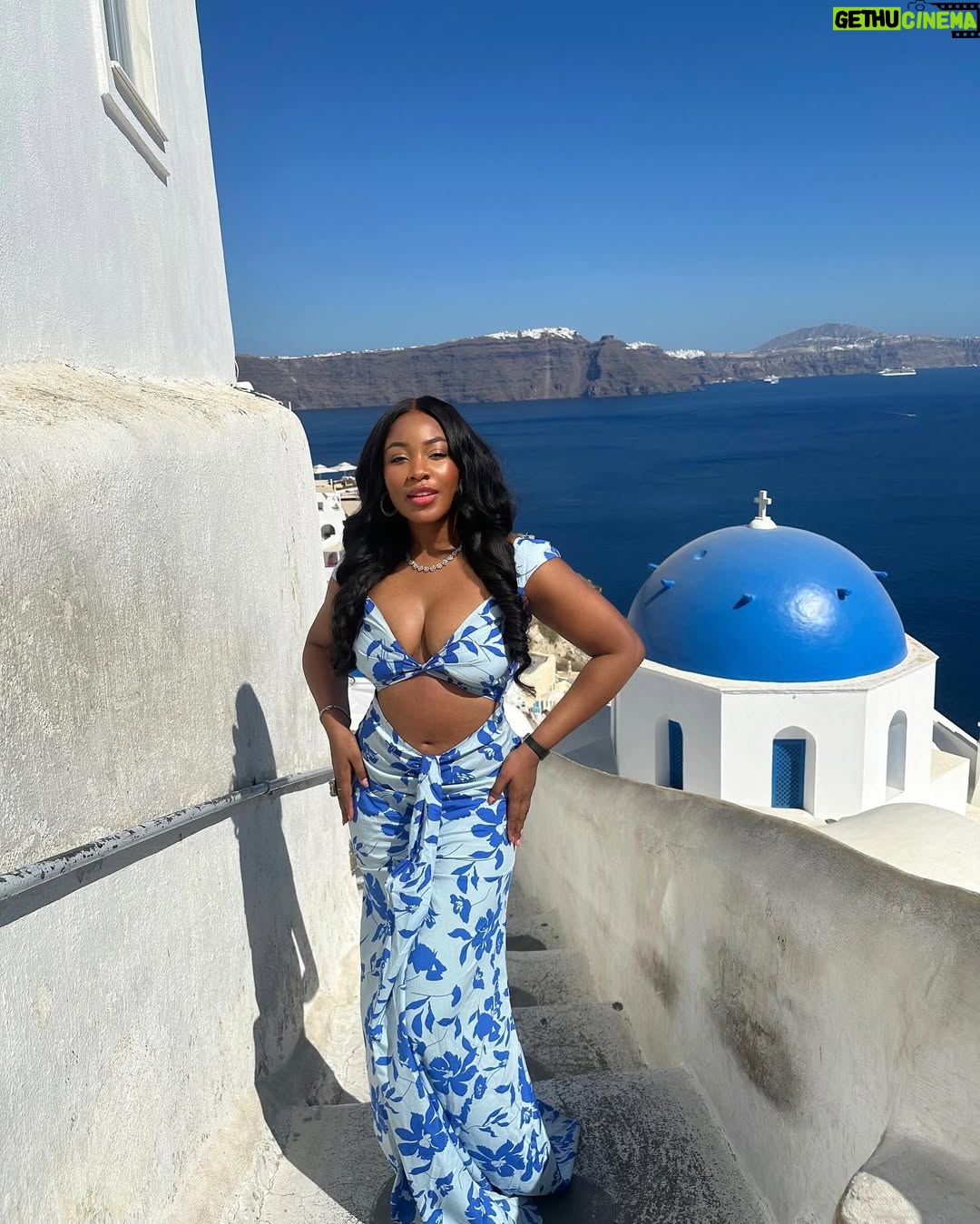 Erica Nlewedim - 107.9K Likes - I only respond to love and softness 🌸🌹
Santorini fits perfectly in my soft girl era @travelbeta