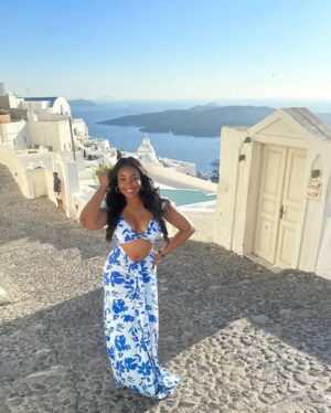 Erica Nlewedim Instagram - I only respond to love and softness 🌸🌹
Santorini fits perfectly in my soft girl era @travelbeta