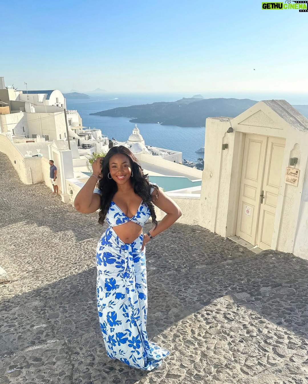 Erica Nlewedim - 107.9K Likes - I only respond to love and softness 🌸🌹
Santorini fits perfectly in my soft girl era @travelbeta