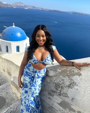 Erica Nlewedim Instagram - I only respond to love and softness 🌸🌹
Santorini fits perfectly in my soft girl era @travelbeta