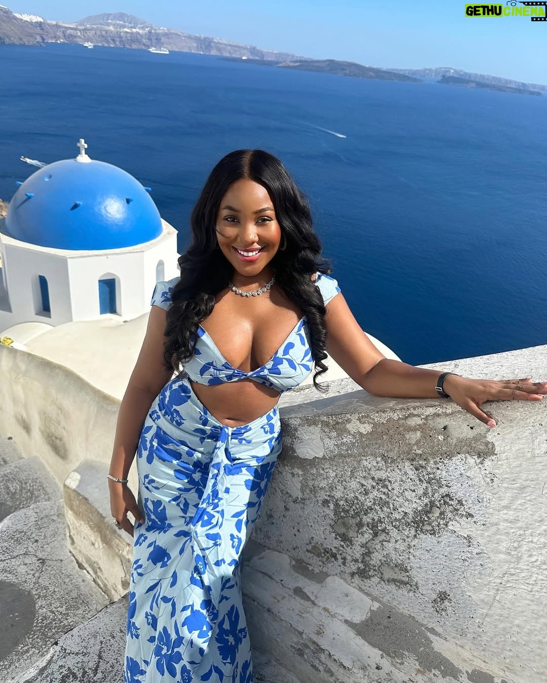 Erica Nlewedim - 107.9K Likes - I only respond to love and softness 🌸🌹
Santorini fits perfectly in my soft girl era @travelbeta