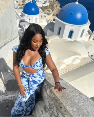 Erica Nlewedim Instagram - I only respond to love and softness 🌸🌹
Santorini fits perfectly in my soft girl era @travelbeta