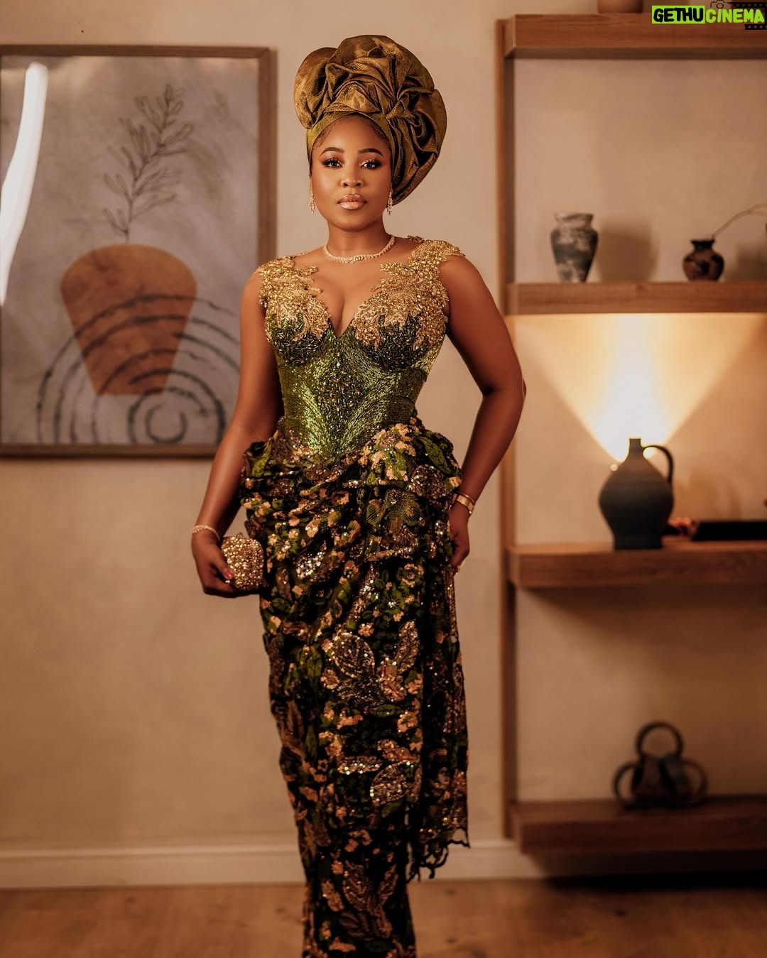 Erica Nlewedim - 99.5K Likes - Out for @its.priscy 🩷🩷
Dress @artalia_atelier
Styling @momentsbysbr @style_by_ruvero
Makeup @kim_beautystudio
Gele artiste @oni_gele
Photographer @tosinjoshweddings