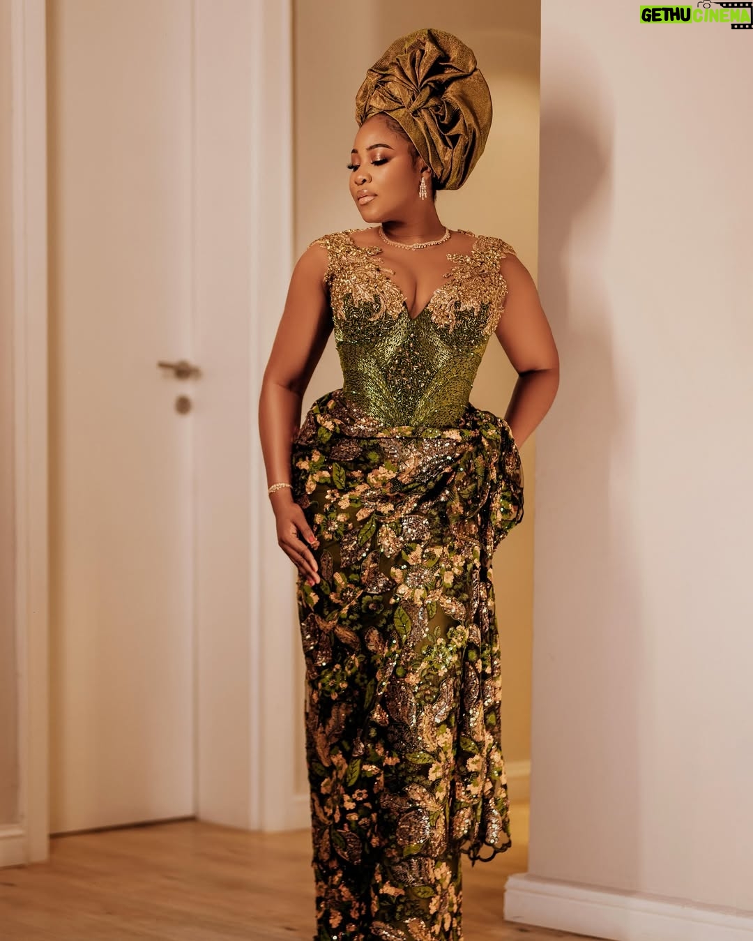 Erica Nlewedim - 99.5K Likes - Out for @its.priscy 🩷🩷
Dress @artalia_atelier
Styling @momentsbysbr @style_by_ruvero
Makeup @kim_beautystudio
Gele artiste @oni_gele
Photographer @tosinjoshweddings